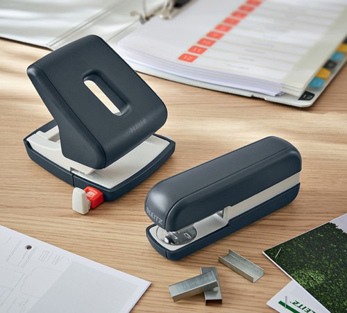 Nietmachine Leitz Cosy 30 vel 24/6 fluweel grijs 1 Stuk-1